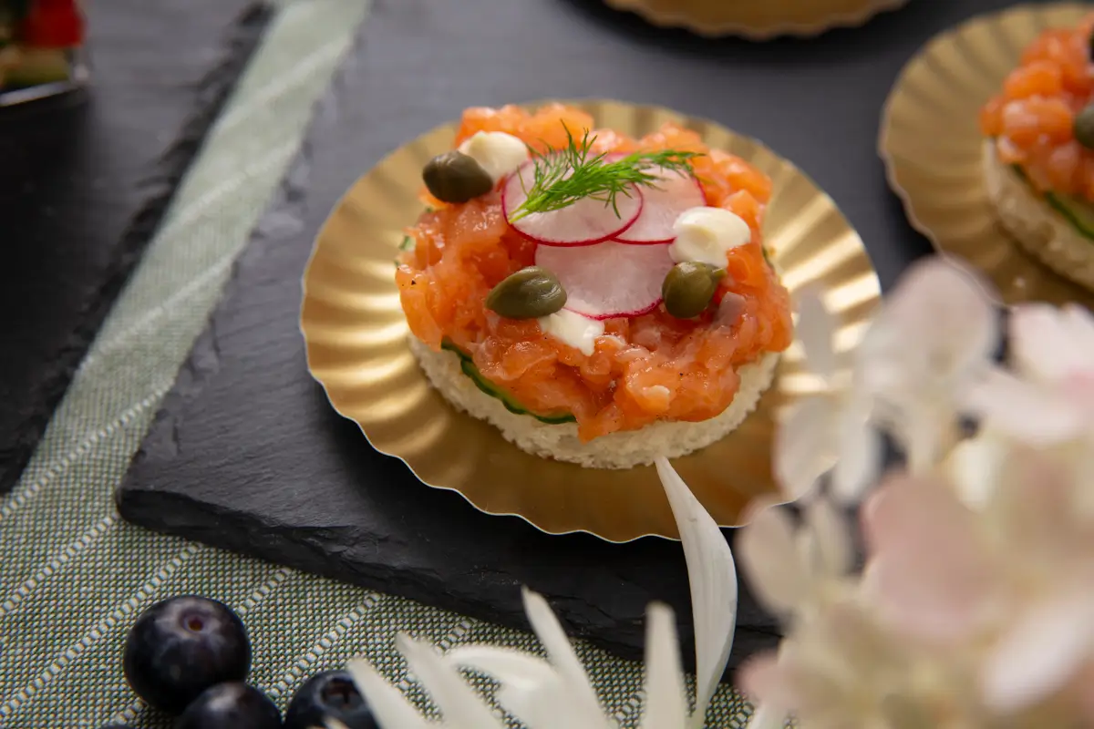 Uśmiechnięta kobieta w kapeluszu